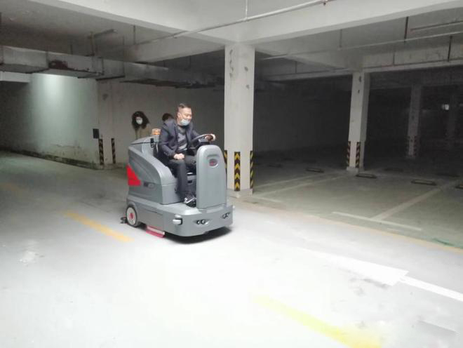 包头小区物业保洁不用人力改用驾驶式洗地机了